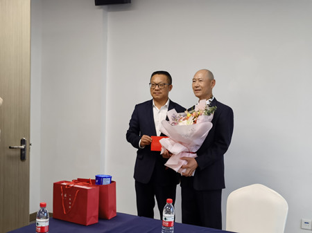 市總工會慰問勞模嚴(yán)安翔1(鄒律)_副本.jpg 市總工會慰問勞模嚴(yán)安翔1(鄒律)_副本.jpg