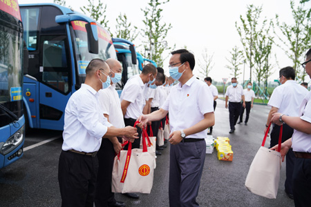 市總工會(huì)慰問(wèn)02.jpg 市總工會(huì)慰問(wèn)02.jpg