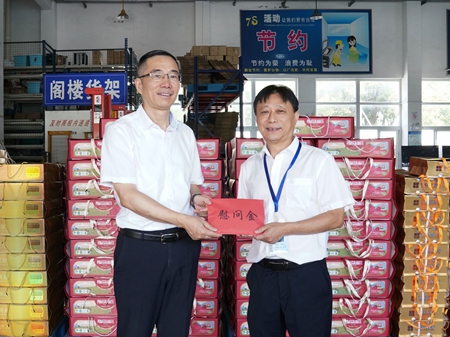 【20240906】集團(tuán)領(lǐng)導(dǎo)慰問(wèn)交通學(xué)校教師,柏衛(wèi)東(左)吳曉斌(右)(李阿梅攝).jpg 【20240906】集團(tuán)領(lǐng)導(dǎo)慰問(wèn)交通學(xué)校教師,柏衛(wèi)東(左)吳曉斌(右)(李阿梅攝).jpg